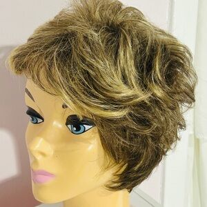 Gabor Layered Short Wavy Synthetic Wig Light Brown Blond Highlights Classic Cap